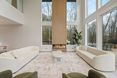 Lakefront Paradise w/Pool, Hot Tub, Sauna & Kayaks