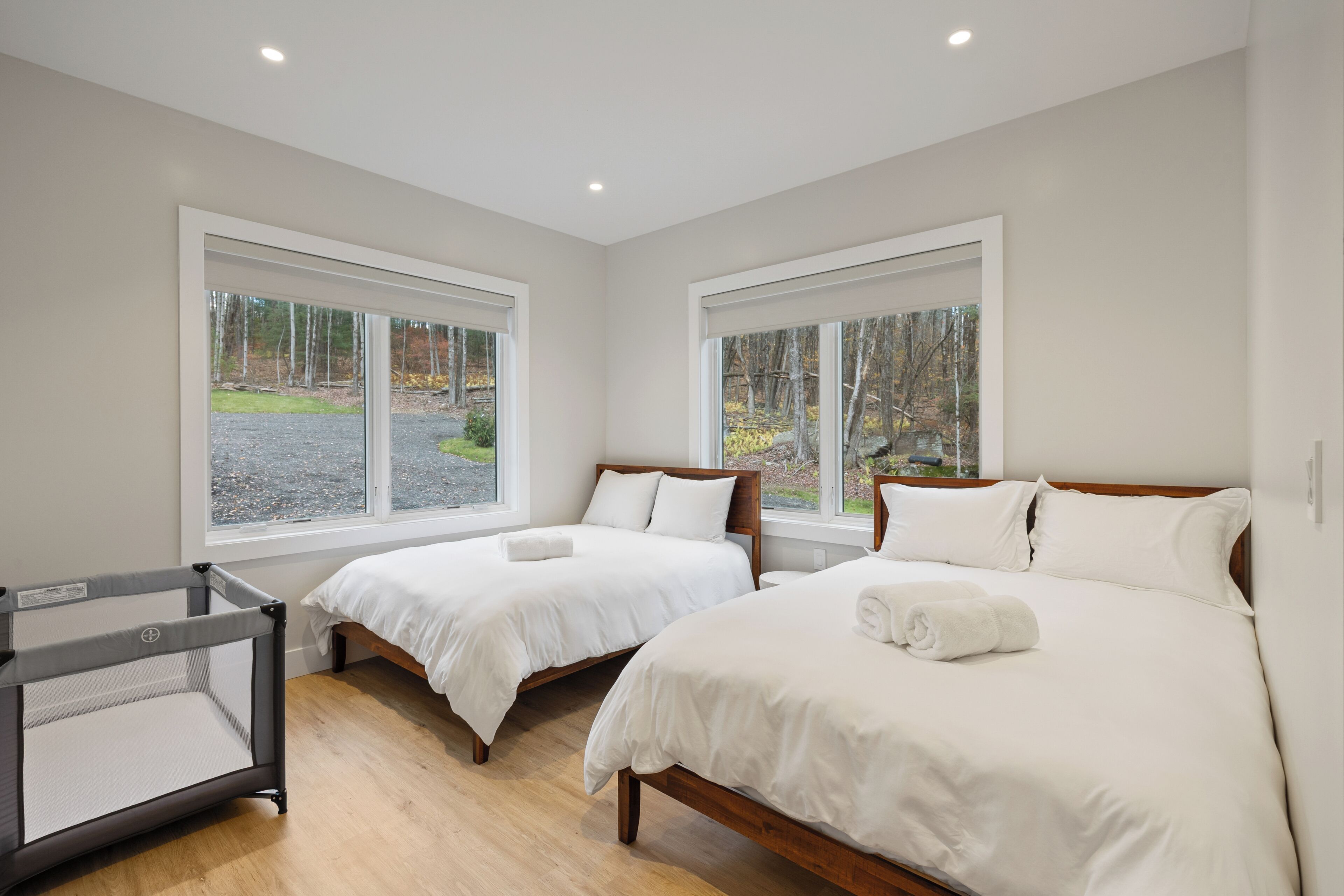 8 bedrooms, desk, iron/ironing board, travel crib