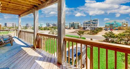 Charming house with ocean view, private hot tub & pool access, washer/dryer & AC