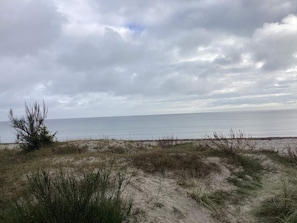 A beach with a sandy foreground and a cloudy sky. - 6 Person Holiday Home in Vaeggerlose (Vaeggerlose)