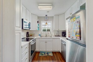 Fridge, microwave, oven, stovetop - Duplex with multiple balconies & backyard - 3 blocks from the ocean (Carolina Beach)