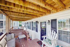 Terrace/patio - Duplex with multiple balconies & backyard - 3 blocks from the ocean (Carolina Beach)