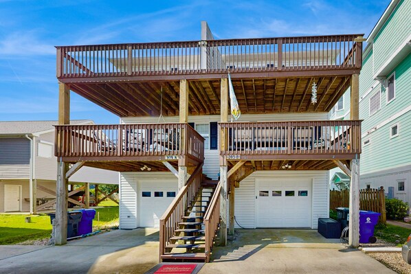 Exterior - Duplex with multiple balconies & backyard - 3 blocks from the ocean (Carolina Beach)