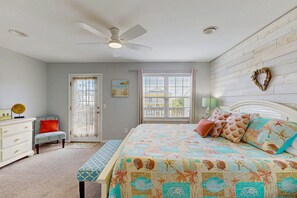 3 bedrooms, free WiFi, bed sheets - Duplex with multiple balconies & backyard - 3 blocks from the ocean (Carolina Beach)