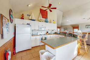 Kjøleskap, mikrobølgeovn, ovn og kokeplater