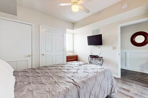 1 bedroom, desk, free WiFi, bed sheets