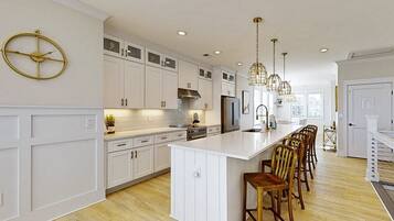 ثلاجة، ميكروويف، فرن، موقد طهي مسطح