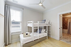 5 عدّة غرف نوم وسرير سفر وخدمة الإنترنت وملاءات أسرّة