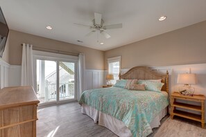 6 bedrooms, free WiFi, bed sheets - Lovely beachfront home with hot tub, pool, game room, & central AC (Avon)