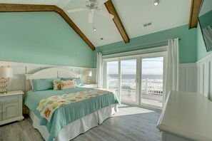 6 bedrooms, free WiFi, bed sheets - Lovely beachfront home with hot tub, pool, game room, & central AC (Avon)