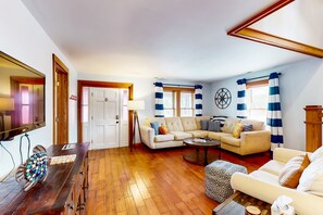 TV, books - Vitamin Beach 12: Cottage w/firepit,screened porch (Avon)