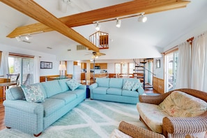 TV - Waterfront House w/ Private Hot Tub, Washer/Dryer, Shared Pool, Central AC, WiFi (Frisco)