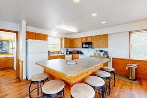 Kjøleskap, mikrobølgeovn, ovn og kokeplater