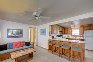 Fridge, microwave, oven, stovetop - Whale Inn 208: close to water w/WiFi, ocean views! (Avon)