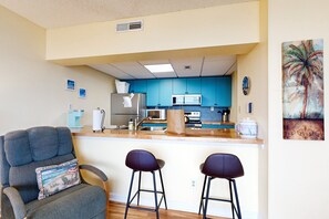 Kjøleskap, mikrobølgeovn, ovn og kokeplater