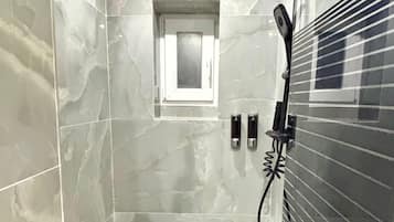 Dutxa, assecador de cabells, tovalloles i sabó