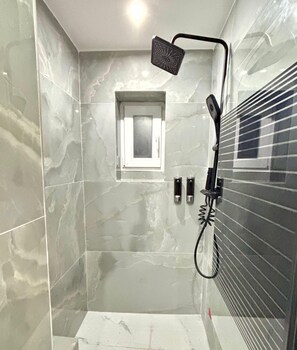 Doccia, asciugacapelli, asciugamani, sapone