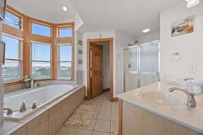 Shower, jetted tub, towels