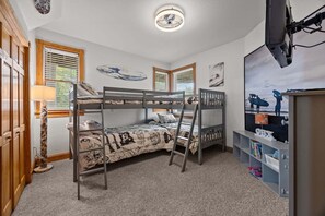 7 bedrooms, iron/ironing board, free WiFi, bed sheets