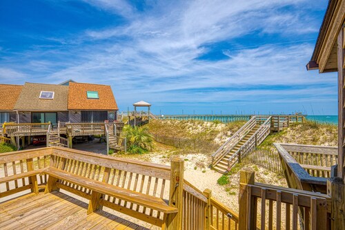 Upgraded beachfront villa with ocean views, central AC, fast WiFi & washer/dryer