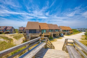Terrace/patio - Upgraded beachfront villa with ocean views, central AC, fast WiFi & washer/dryer (North Topsail Beach)