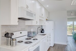 Fridge, microwave, oven, stovetop - Upgraded beachfront villa with ocean views, central AC, fast WiFi & washer/dryer (North Topsail Beach)