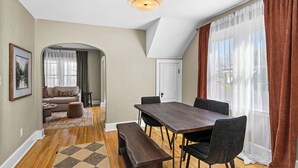 A dining area with a wooden table and chairs, a bench, and a rug. - Newly Renovated and Welcoming 3-bedroom house in Superior (Superior)