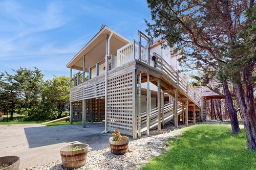 Sea Kottage: Beach access, community pool, stunning water views