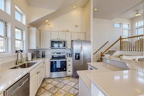 Kjøleskap, mikrobølgeovn, ovn og kokeplater