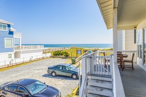 Terrace/patio - 2-story ocean/beach-view home with balcony, washer/dryer & AC - dog-friendly (Kure Beach)