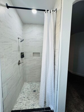 Secadora de cabello, toallas, jabón, papel de baño 