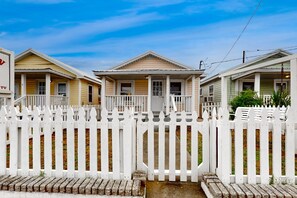 Exterior - Coastal cottage with short walk to the beach and fishing pier (Kure Beach)