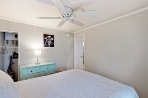 2 bedrooms, free WiFi, bed sheets - Coastal cottage with short walk to the beach and fishing pier (Kure Beach)