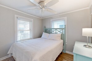 2 bedrooms, free WiFi, bed sheets - Coastal cottage with short walk to the beach and fishing pier (Kure Beach)