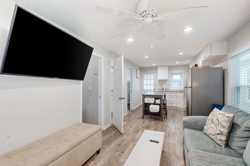 Coastal cottage with short walk to the beach and fishing pier