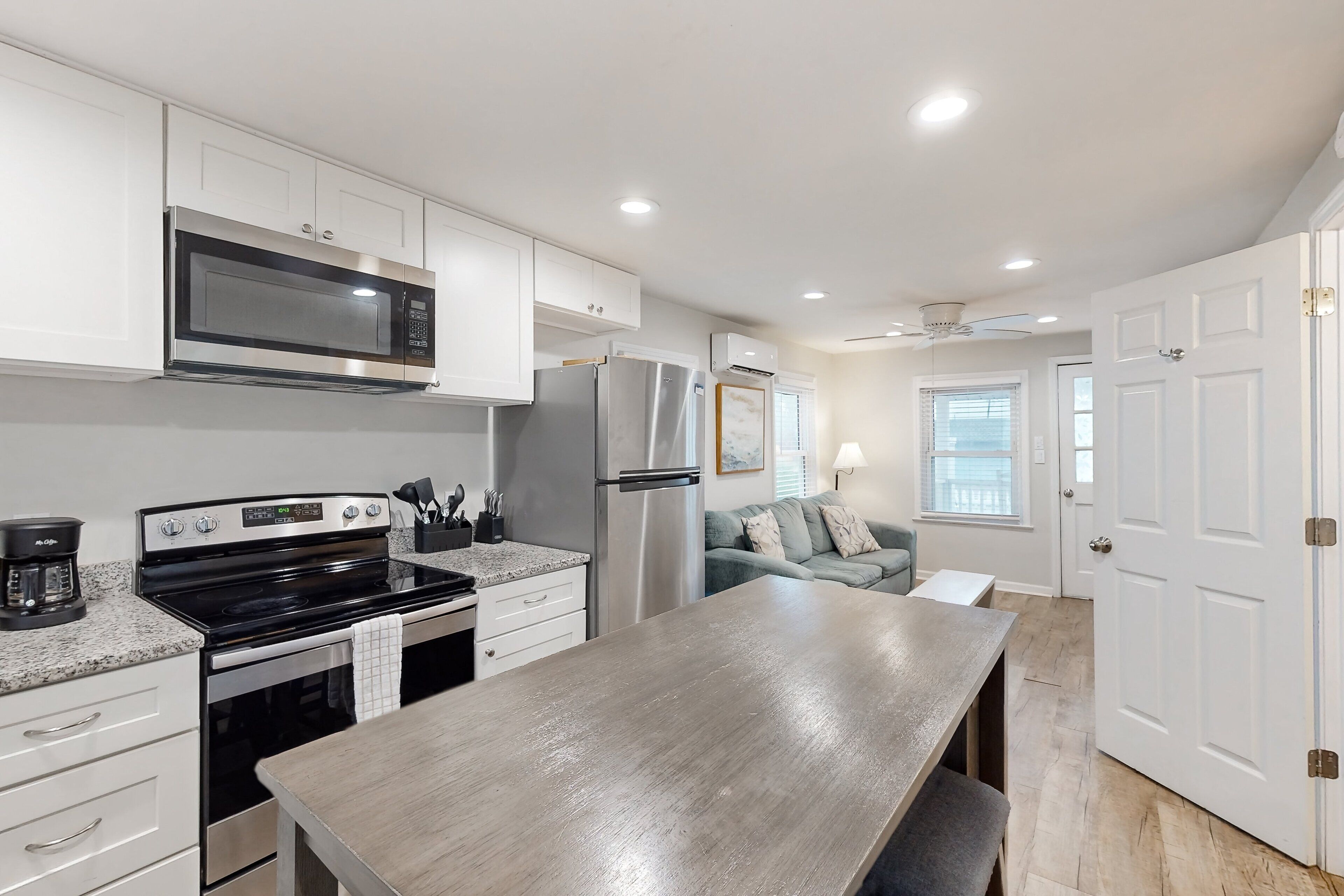 ثلاجة، ميكروويف، فرن، موقد طهي مسطح