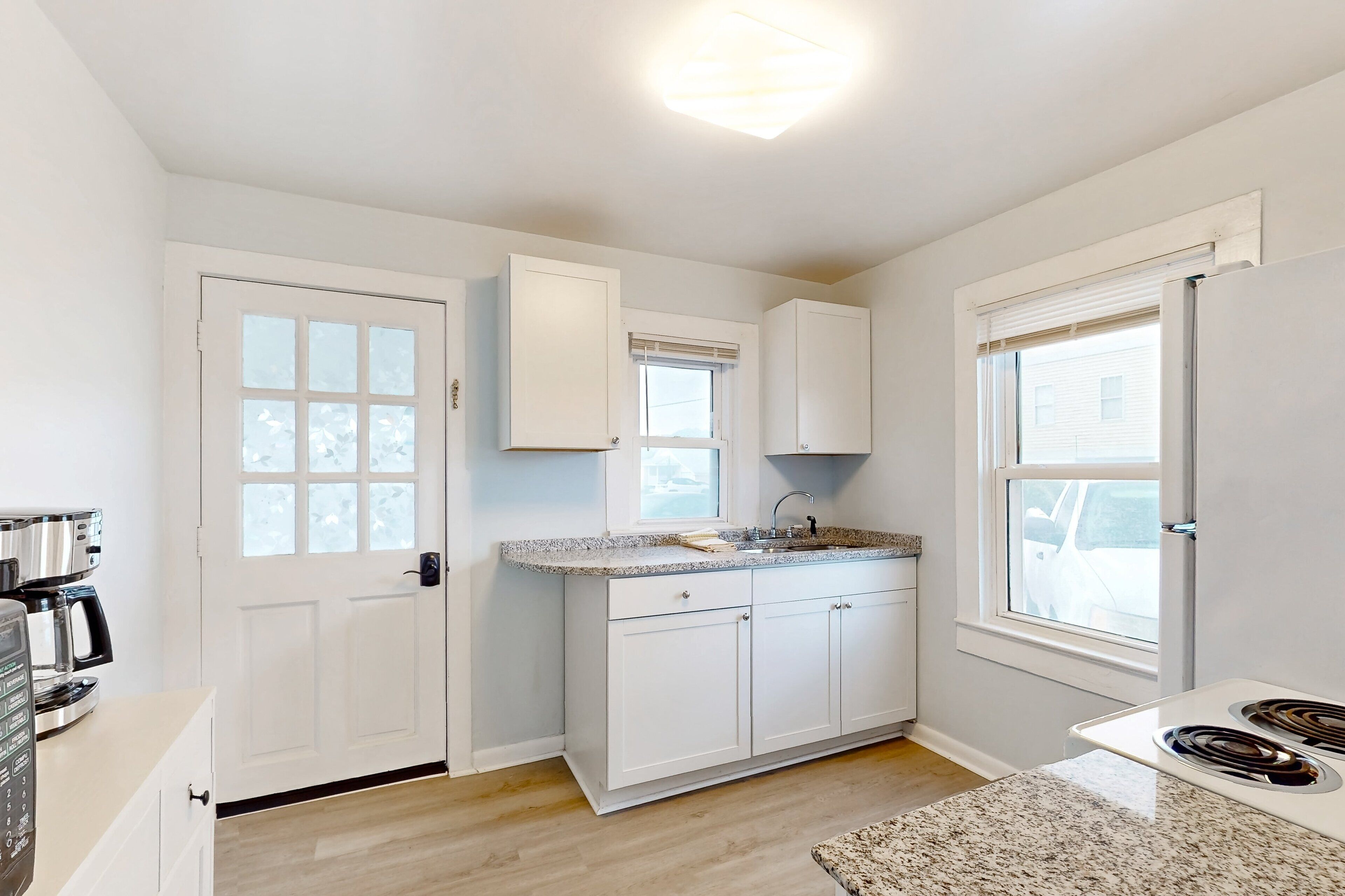 Jääkaappi, mikroaaltouuni, uuni, liesi