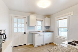 Frigorífico, microondas, horno y placa de cocina