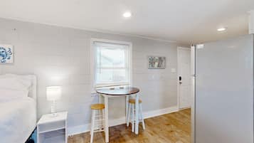 1 bedroom, internet, bed sheets