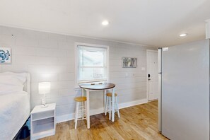 1 bedroom, internet, bed sheets - Coastal cottage with short walk to the beach and fishing pier (Kure Beach)