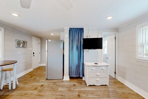 Interior - Coastal cottage with short walk to the beach and fishing pier (Kure Beach)