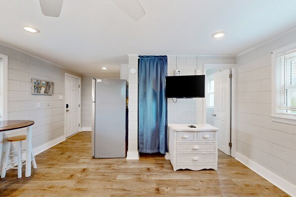 Interior - Coastal cottage with short walk to the beach and fishing pier (Kure Beach)