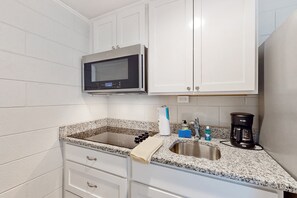 Fridge, microwave, stovetop, coffee/tea maker - Coastal cottage with short walk to the beach and fishing pier (Kure Beach)