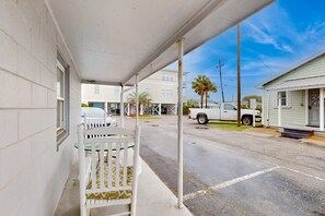 Outdoor dining - Coastal cottage with short walk to the beach and fishing pier (Kure Beach)