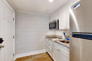 Fridge, microwave, stovetop, coffee/tea maker - Coastal cottage with short walk to the beach and fishing pier (Kure Beach)