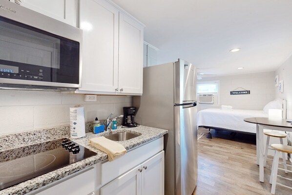 Fridge, microwave, stovetop, coffee/tea maker - Coastal cottage with short walk to the beach and fishing pier (Kure Beach)