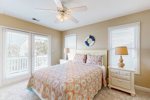 5 bedrooms, free WiFi, bed sheets - Oceanview Home with private pool and close beach access (Kure Beach)
