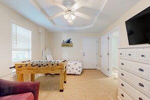 5 bedrooms, free WiFi, bed sheets - Oceanview Home with private pool and close beach access (Kure Beach)