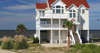 Dog-friendly waterfront house with private pool, hot tub, ocean views & AC