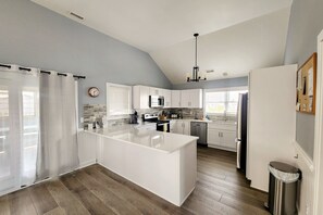 Fridge, microwave, oven, stovetop - Gail's Force 330: ocean-view, outdoor pool (Avon)